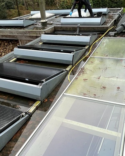 Menges-specialistsiche-schoonmaak-reiniging-dak-pv-panelen-lichtstraten