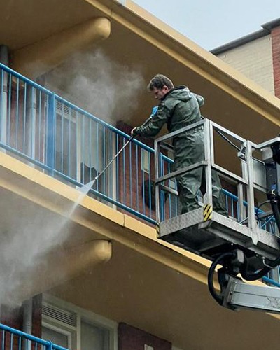 Menges-specialistische-schoonmaak-hoge-druk-gevel-reiniging