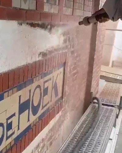Menges-specialistische-schoonmaak-stralen-coating-verwijderen-van-baksteen